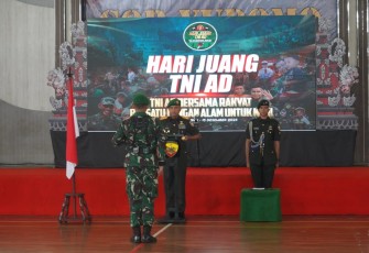 Pangdam IX/Udayana Mayjen TNI Harfendi,S.I.P.,M.Sc saat sebagai Irup peringatan Hari Juang TNI AD Ke 78 Tahun 2023, pada Jumat (15/12/2023)  di GOR Yudomo Asrama Praja Rakcaka Kepaon, Desa Pemogan, Kota Denpasar
