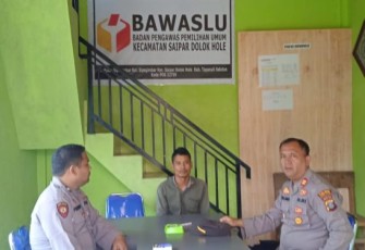 Kapolsek Saipar Dolok (SD) Hole, Iptu Amron Simanullang, SH, himbau para petugas Panwas dan PPK setempat, agar tetap netral pada Pemilu 2024 mendatang.