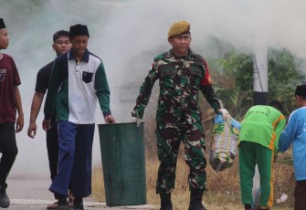  Satgas Pamtas Yonarmed 19/105 Trk Bogani Laksanakan Karya Bakti Bersihkan Tempat Ibadah