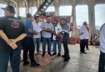 Kanit Tipidkor Polres Bitung Ipda Hevry Samson SH saat melakukan pemeriksaan di KMP Tude