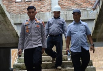 Kapolres AKBP Imam Zamroni, SIK, MH, tinjau pertapakan Markas Polres Tapanuli Selatan (Tapsel), Rabu (24/5/2023)