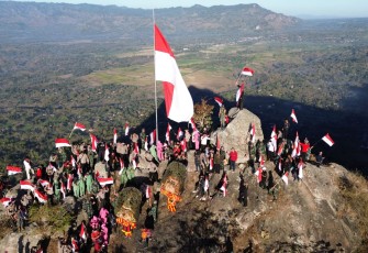 Pengibaran Bendera Merah Putih di Bukit Cumbri 