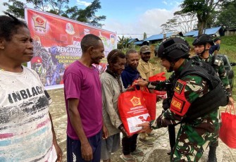 Satgas Yonif 310/KK yang berada di Pos Oksibil, Pos Okpol dan Pos Yabanda salurkan bantuan Kogabwilhan III berupa puluhan paket sembako di Kampung Tulo (Distrik Dabolding), Kampung Banumdol (Distrik Oksibil) dan Kampung Yabanda (Distrik Yaffi), Kabupaten Pegunungan Bintang, Selasa (26/12/2023)