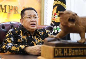 - Ketua MPR RI sekaligus Wakil Ketua Umum Partai Golkar Bambang Soesatyo  saat menjadi pembicara Seminar Nasional yang diselenggarakan oleh Badan Eksekutif Mahasiswa Fakultas Hukum Universitas Udayana Bali secara virtual dari Jakarta, Minggu (24/12/23)