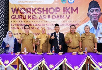Kadisdikbud Kab. Pasuruan, H. Hasbullah. SPd, M.Pd (berjas hitam) di hadapan peserta workshop Implementasi Kurikulum Merdeka (IKM) bagi Guru SD Kelas II dan V Kec. Pandaan, Senin (10/7) 