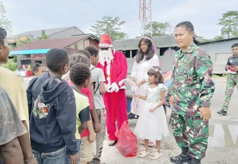 Sinterklas Kodim 1710/Mimika dipimpin Pasiops Kodim Kapten Inf Helly Sukmajaya saat membagikan bingkisan, Jumat (22/12/2023)