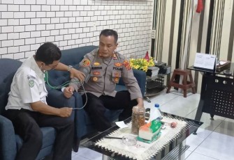 Anggota Polsek Peureulak saat Menjalani Pemeriksaan Kesehatan Oleh Puskesmas Peureulak