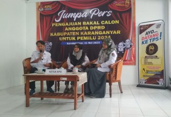Jumpa pers tahapan pengajuan bacaleg DPRD Karanganyar untuk Pemilu 2024 di Kantor KPU Karanganyar, Senin (15/5/2023).