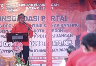 Sekretaris Jenderal DPP PDI Perjuangan (PDIP) Hasto Kristiyanto usai mengadiri acara konsolidasi partai DPC Kabupaten Cilegon, Banten, Senin (11/12/2023)