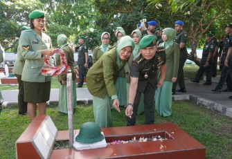 Kasi Ops Kasrem 064/MY Kolonel Inf R Daniel Bahtiar pimpin Ziarah ke Taman Makam Pahlawan (TMP) Ciceri Kota Serang Banten Kamis (14/12/2023).