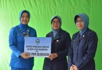 Ketua Umum Jalasenastri Ny. Fera Muhammad Ali memberikan bantuan dana renovasi TK Hang Tuah Perwakilan Balikpapan yang diterima langsung oleh Kasatdik TK Hang Tuah Perwakilan Balikpapan Midyawati, S.Pd didampingi Ketua Pengurus Perwakilan Balikpapan Yayasan Hang Tuah Dra. Rosmiyati, M.A yang berlangsung di VIP Room, Mako Lanal Balikpapan.