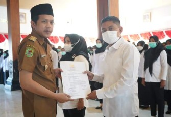 Wakil Bupati Trenggalek, Syah Muhamad Natanegara, saat memberikan SK kepala PPPK Kesehatan, di Pendopo Mangga Praja Nugraha, Senin (29/5/2023)