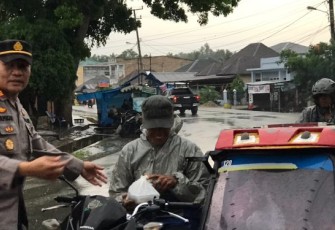 Di bawah gerimis hujan yang melanda, Kapolsek Padang Bolak, AKP Zulfikar, SH, MH, bersama jajaran, tetap berbagi 300 paket takjil atau menu berbuka puasa ke masyarakat, Sabtu (8/4/2023) sore