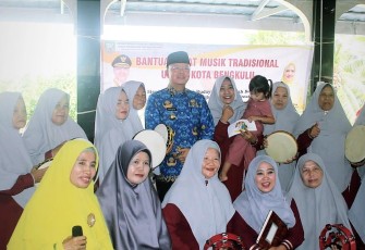Gubernur Rohidin Mersyah menyerahkan bantuan alat musik Rebana yang dilàksanakan di Masjid Al Muslimun Sawah Lebar Baru Kota Bengkulu