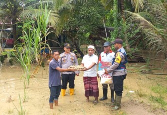 Kapolsek bersama Camat Pantee Bidari saat Antar Bantuan Kepada Warga Terdampak Banjir