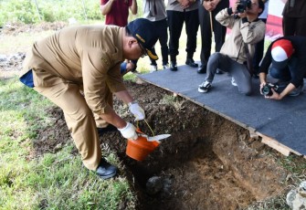 Bupati Tulungagung Saat Peletakan Batu Pertama Pembangunan Shangrila Memorial Park di Desa Ngepoh
