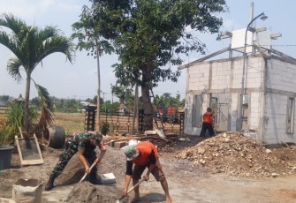 Babinsa Koramil 10/Pilangkenceng Gotong Royong Bangun Musala 