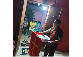 Personil satgas TMMD Ke-116 Kodim 1310/Bitung saat memimpin ibadah bersama warga sekitar lokasi TMMD di salah satu rumah warga
