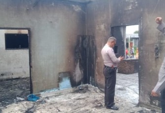 Petugas Kepolisian saat melakukan olah TKP Ruko yang terbakar di  Desa Marisi, Kecamatan Angkola Timur, Kabupaten Tapanuli Selatan (Tapsel), Sumatera Utara(Sumut), pada Selasa (21/3/2023) sekira pukul 02.00 WIB.