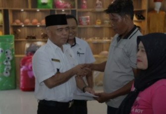 Asisten Perekonomian dan Pembangunan Serahkan Buku Tabungan Dana Pinjaman Bergulir