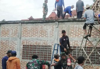 Anggota Kodim 0802/Ponorogo saat Ikut Kerja Bakti Renovasi Kantor Desa
