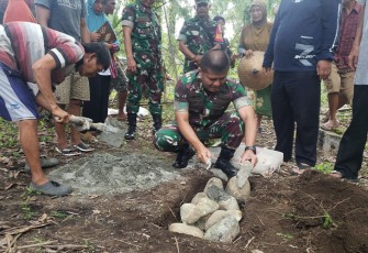 Dandim 0408/BS Letkol Inf Aswin Suladi saat melakukan peletakan batu pertama pembangunan Rumah untuk Warga Tak Mampu  di Desa Palak Siring Kec. Kedurang Kab. Bengkulu Selatan, Rabu siang (19/12/23). 
