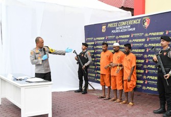 Kapolres Aceh Timur AKBP Andy Rahmansyah, S.I.K.,S.H.,M.H. dalam konfrensi dengan awak media Aceh Timur di Polres setempat, Jumat (22/12/2023) petang. 