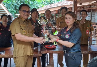 Pengurus Dojo Terminal Tipe A Tangkoko Kota Bitung lembaga Karate-Do Indonesia saat memberikan piala yang di raih kepada Walikota Bitung