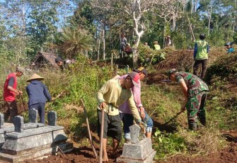 Babinsa Surenlor Bersama Warga saat Gotong Royong Bersihkan Rumput Liar di Area TPU