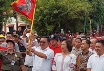 Wali Kota Bitung Maurits Mantiri saat melepas upacara Goan Siao