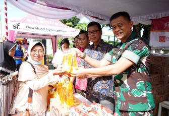 Pangdam IX/Udayana Mayjen TNI Sonny Aprianto, S.E., M.M.,saat mendatangi Pasar Murah