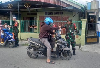 Koramil 01/Kokonao saat Berbagi Takjil Buka Puasa