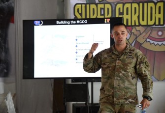 Major Ryan Orsini (Division 25ID Hawaii) saat menyampaikan penjelasan mengenai MDMP di Puslatpur 5 Marinir Asembagus Jawa Timur, Selasa (29/8/2023). 