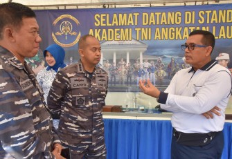 Gubernur Akademi TNI Angkatan Laut (AAL) Mayjen TNI (Mar) Endi Supardi didampingi Ketua Cabang BS Jalasenastri AAL Ny. Nana Endi Supardi menghadiri pameran Alutsista dan Naval Base Open Day (NBOD).