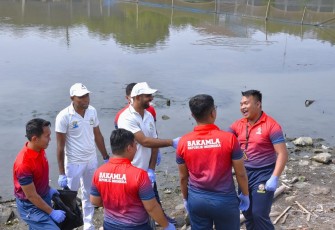 Bakamla RI Bersama Indian Coast Guard Ship saat Bersihkan Pantai Marunda