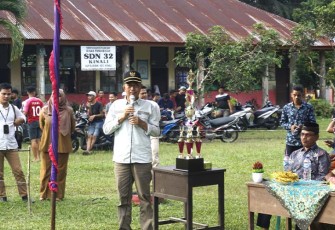 Wakil Bupati Pasbar Risnawanto saat Resmikan Turnamen Mini Soccer Pefso Cup III 2023