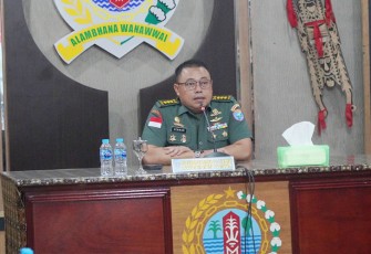 Kasiren Korem 121/Abw Kolonel Arm Herman Sudharmanto, S.Sos., saat memimpin rapat 