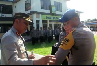 Kapolres Bitung AKBP Tommy Bambang Souissa, SIK saat menyematkan simbol Polisi RW kepada salah satu personil