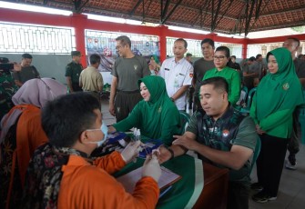 Korem Wijayakusuma Baksos Ditengah Kerumunan Warga