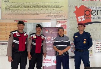 Tim Patroli Perintis Presisi Sat Samapta Polres Tapanuli Selatan (Tapsel) perketat pengamanan di Kantor Komisi Pemilihan Umum (KPU) dan Bawaslu setempat