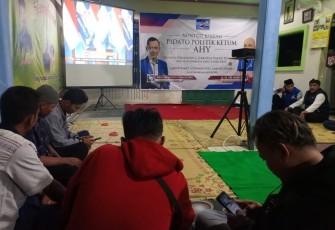 DPC Demokrat saat menggelar acara nonton bareng pidato politik Agus Harimurti Yudhoyono (AHY), di kediaman salah satu kader Demokrat, di Desa Jeruksawit, Gondangrejo, Karanganyar, Jumat (14/7/2023) malam