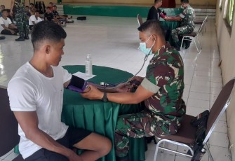 Personil kodim 1310/Bitung saat memeriksa kesehatan calon anggota Komcad