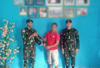 Satgas Pamtas Yonif 645/GTY saat Terima Penyerahan 79 Pucuk Senpi Illegal dari Warga Perbatasan