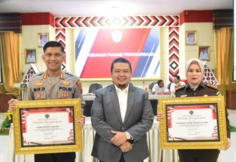 Bupati Tapsel, H Dolly Pasaribu, SPt, MM, memberikan penghargaan tersebut ke Kapolres, AKBP Imam Zamroni, SIK, MH. Dan Kajari, Siti Holija Harahap, SH, MH