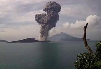 Erupsi Gunung Anak Krakatau pada Selasa (5/12/23) pukul 04.38 WIB.