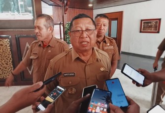 Bupati Tulungagung Drs Maryoto Birowo MM tengah saat di wawancara