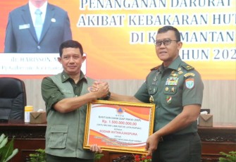 Penyerahan Bantuan Penanganan Darurat Bencana Kabut Asap Karhutla dari Kepala BNPB