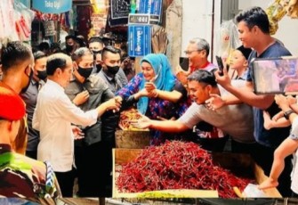 Arinal dan Chusnunia saat Dampingi Jokowi ke Pasar Natar