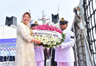TNI AL Bersama Mensos Upacara Tabur Bunga di Atas KRI 