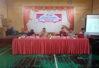 Sertu Kasrianto babinsa Koramil 0906-02/Loa Kulu Kodim 0906/Kutai Kartanegara menghadiri kegiatan musyawarah desa (MUSDES) yang ada di wilayah binaan dalam rangka penetapan keluarga penerima manfaat bantuan langsung tunai (KPM BLT) anggaran tahun 2024 yang bertempat di gedung Bpu Desa Jembayan Tengah Kecamatan Loa Kulu, Sabtu (23/12/2023)
